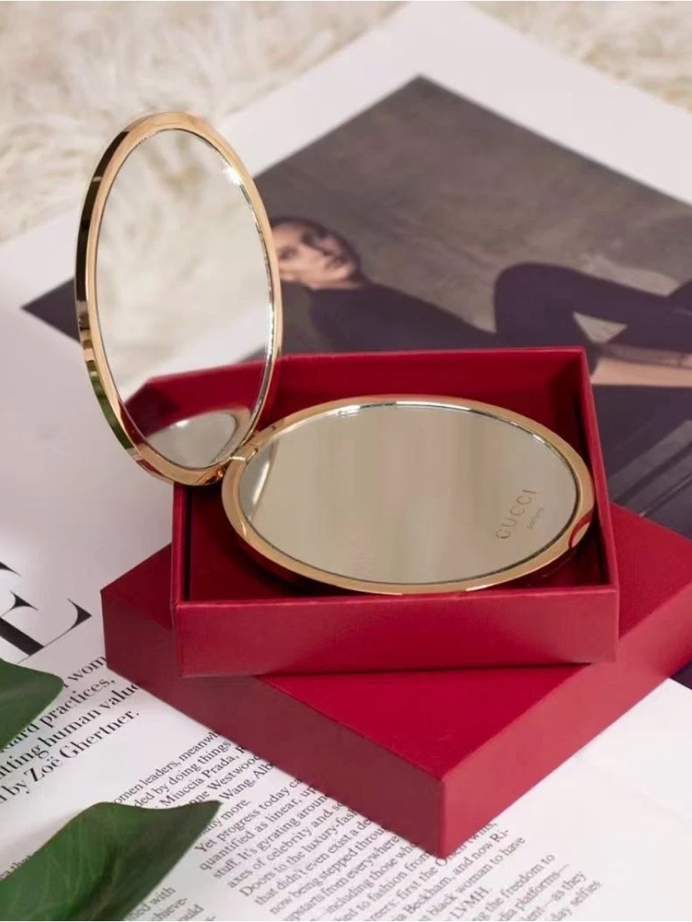 Gucci Gold Compact Mirror with Interlocking Logo Pattern - Picture 2 of 6